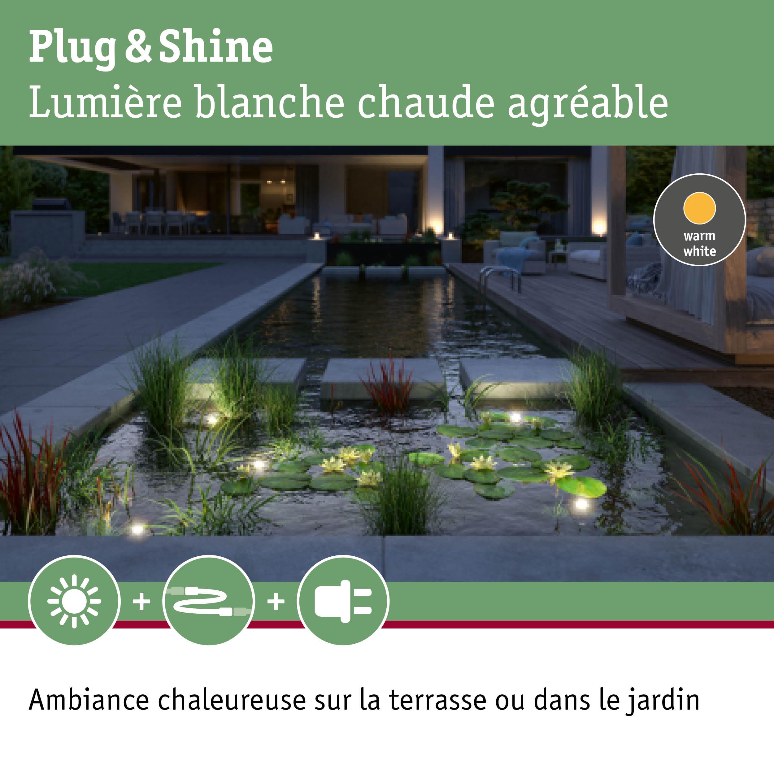 Éclairage LED Plug & Shine blanc chaud illuminant un bassin avec nénuphars et terrasse moderne