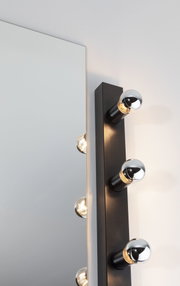 Schwarze Wandlampe mit sechs runden Glühbirnen neben einem Spiegel für stilvolle Raumbeleuchtung