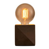 Moderne tafellamp met bruine betonnen voet en warmwit gloeiende lamp voor woonruimtes