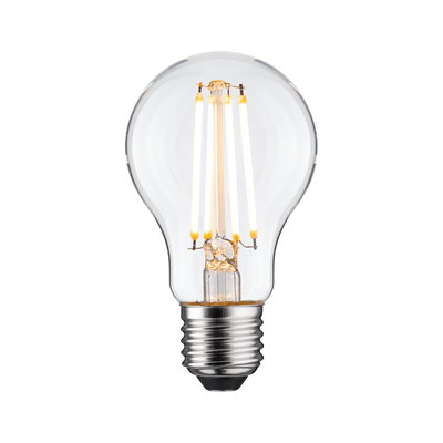 Klassisk LED-pære med klart glas og sølvfatning til energieffektiv belysning