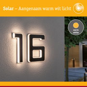 Zonne-energie huisnummer 16 met warm wit licht op grijze muur voor buitenverlichting