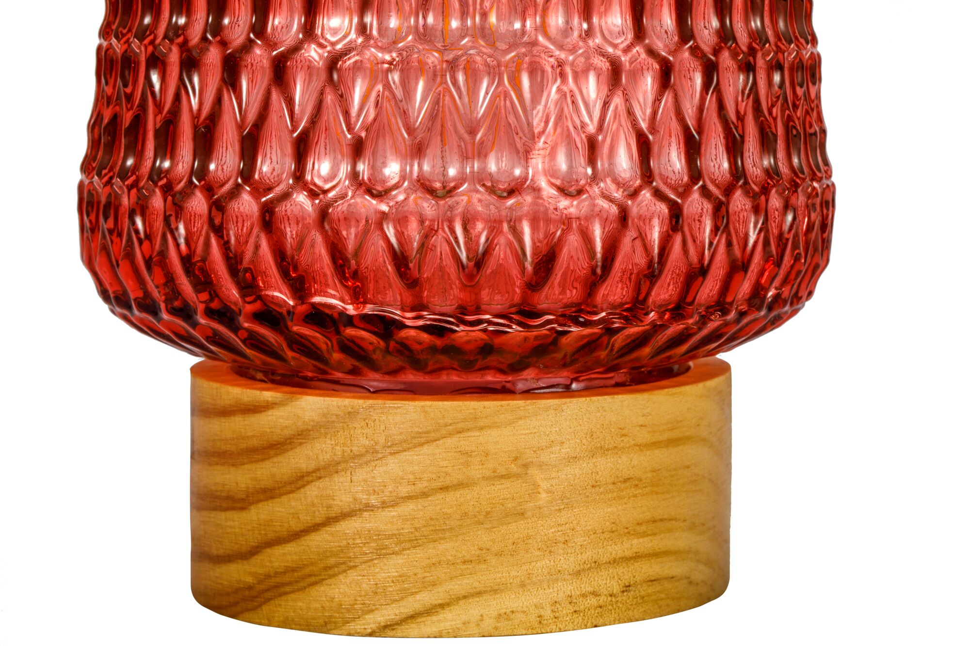 Lampe en verre rouge texturé sur socle en bois clair, éclairage décoratif pour intérieur