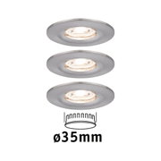 Tre runde indbygningsspots i børstet sølvfarvet aluminium med 35 mm diameter til LED-belysning.
