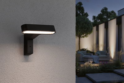 Applique murale extérieure LED noire en métal avec lumière blanc chaud pour jardin moderne.