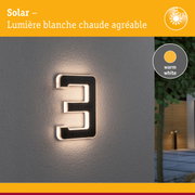 Numéro de maison solaire avec lumière LED blanc chaud fixé sur mur extérieur gris