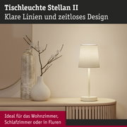 Tischleuchte Stellan II in cremeweiß mit Stoffschirm auf Holzkommode, modernes Wohnraumlicht