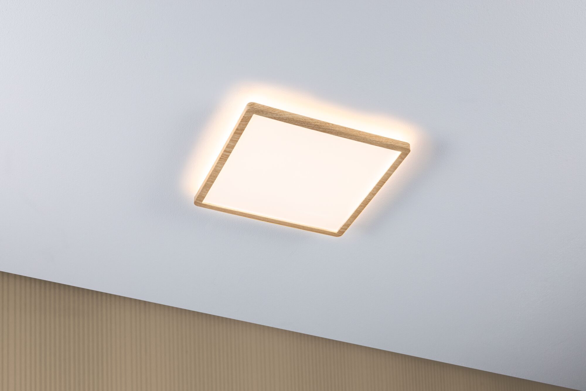 Quadratische LED-Deckenleuchte mit Holzrahmen in Naturfarbe für modernes Wohnambiente