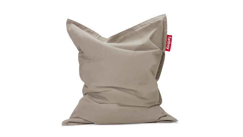 Pouf d'extérieur beige en tissu résistant avec étiquette rouge Fatboy, idéal pour jardin et terrasse.