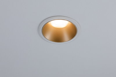Runde Einbauleuchte mit weißem Rahmen und goldfarbenem Reflektor für moderne LED-Deckenbeleuchtung