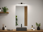 Modernes Badezimmer mit schwarzem Waschbecken, Holzarbeitsplatte und minimalistischem Spiegellicht
