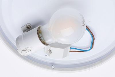 Plafonnier LED blanc avec douille E27 et ampoule visible, éclairage intérieur économique