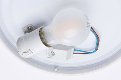 Plafonnier LED blanc avec douille E27 et ampoule visible, éclairage intérieur économique