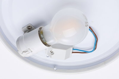 Weiße LED-Deckenleuchte mit E27 Fassung und sichtbarer Glühbirne, energiesparende Innenbeleuchtung