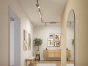 Moderner Flur mit silberner LED-Schienenleuchte an der Decke und Holzkommode mit Deko