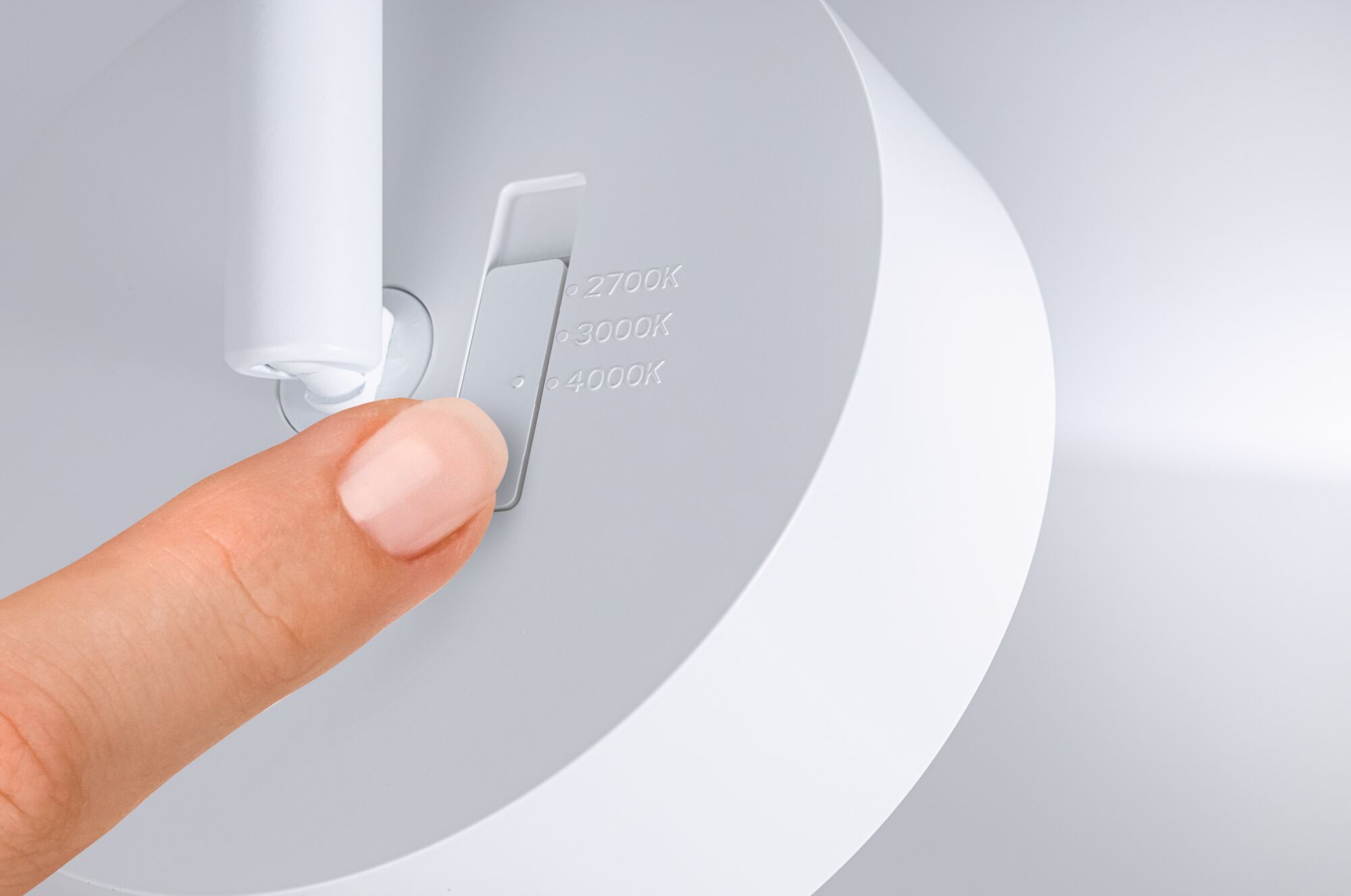 Vinger die kleurtemperatuurschakelaar instelt op witte LED-plafondspot met 2700K, 3000K, 4000K