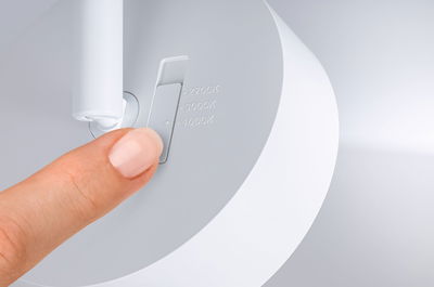 Vinger die kleurtemperatuurschakelaar instelt op witte LED-plafondspot met 2700K, 3000K, 4000K