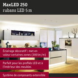 Cuisine moderne éclairée par ruban LED MaxLED 250 5 m en blanc chaud pour éclairage décoratif des meubles et plans de travail