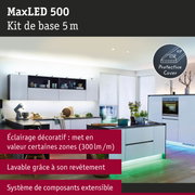 Cuisine moderne avec kit d'éclairage LED MaxLED 500 de 5 m et protection pour éclairage décoratif