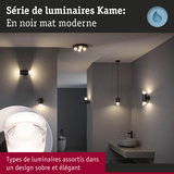 Série de luminaires Kame noirs mats avec appliques et plafonniers assortis dans une salle de bain moderne