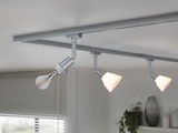 Zilveren LED-rails met drie verstelbare spots in moderne woonkamer met planten.