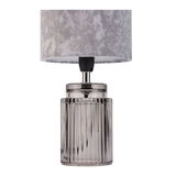 Tischlampe mit grauem Stoffschirm und geriffeltem Glasfuß in Rauchglas für Wohnraumbeleuchtung