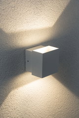 Moderner weißer Aluminium-Wandleuchter mit warmweißem Licht für stilvolle Innenbeleuchtung