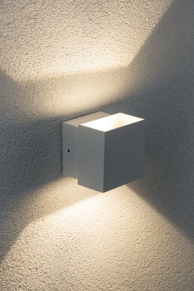 Moderner weißer Aluminium-Wandleuchter mit warmweißem Licht für stilvolle Innenbeleuchtung