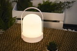 Lampe de table LED portable blanche avec lumière blanc chaud sur table tressée pour ambiance chaleureuse.