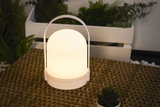 Witte draagbare LED-tafellamp met warm wit licht op gevlochten tafel voor sfeervolle verlichting.