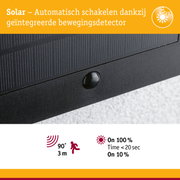 Close-up van zwart zonnepaneel met geïntegreerde bewegingssensor voor automatische schakeling