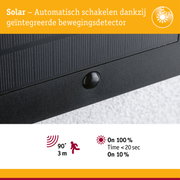 Close-up van zwart zonnepaneel met geïntegreerde bewegingssensor voor automatische schakeling