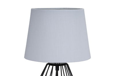 Tischlampe mit weißem Stoffschirm und schwarzem Metallgestell für modernes Wohnambiente