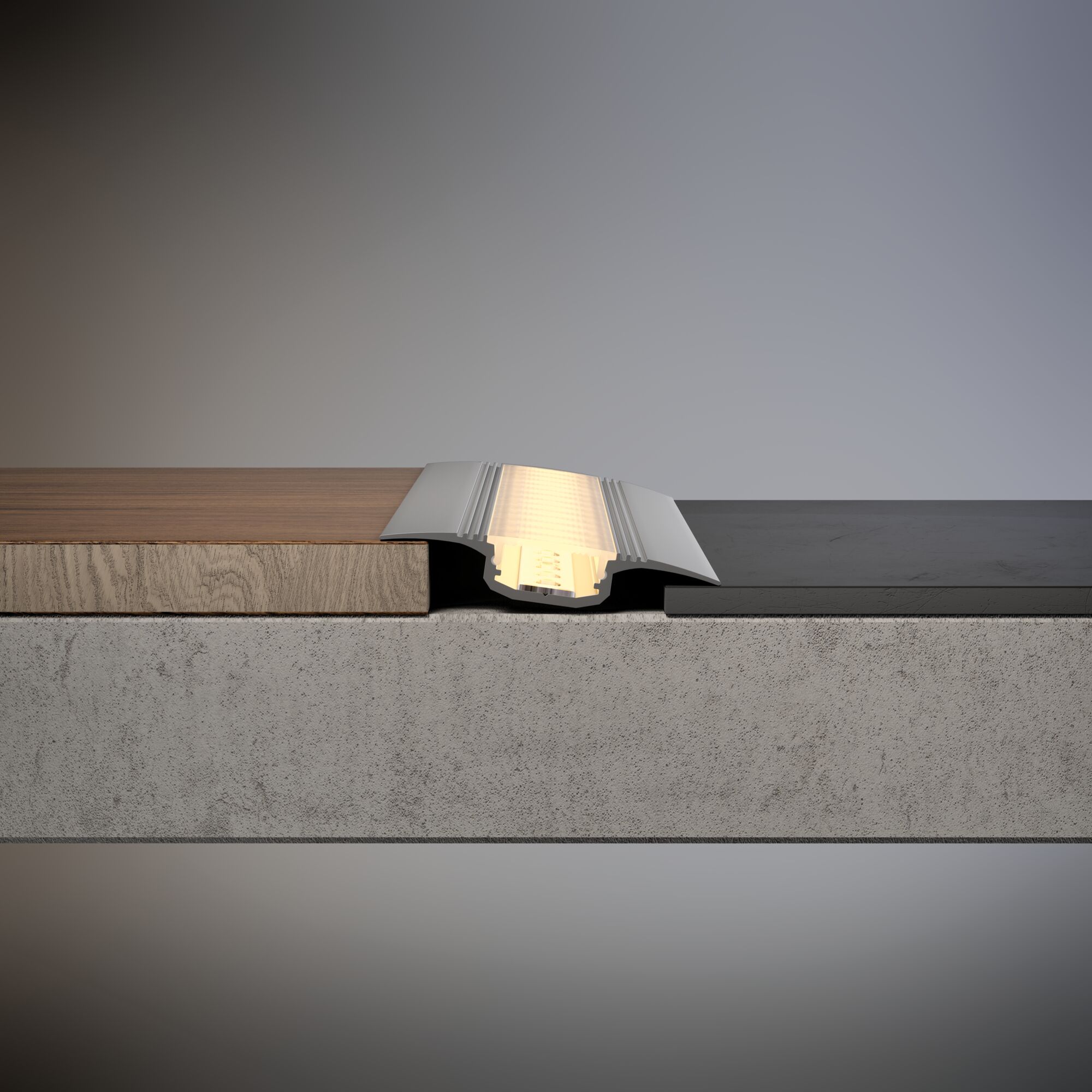 LED-Bodenprofil aus Aluminium in Silber mit warmweißem Licht zwischen Holz- und Steinboden
