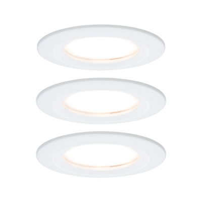 Drie witte LED-inbouwspots met warm wit licht voor energiezuinige kamerverlichting