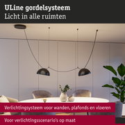 Modern zwart ULine hangverlichtingssysteem boven eettafel met planten en vazen