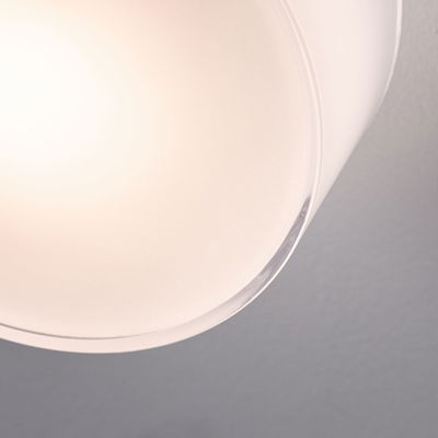 Nahaufnahme einer weißen Deckenleuchte mit mattem Glas und klarer Kante für modernes Wohnambiente