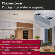 Suspension LED argentée moderne dans cuisine avec placards en bois et cache-câble pour un aspect soigné