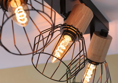 Spot de plafond en bois avec cage métallique noire, lumière blanc chaud, éclairage intérieur moderne