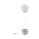 Moderne Tischlampe mit weißem Glaskugel-Schirm, goldfarbenem Metallstab und grauem Marmorfuß