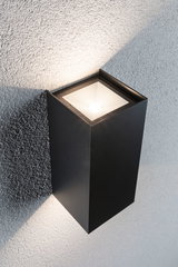 Schwarze Aluminium-Wandleuchte mit quadratischem Design und warmweißem LED-Licht für moderne Außenbeleuchtung