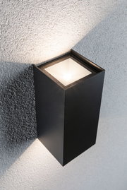 Schwarze Aluminium-Wandleuchte mit quadratischem Design und warmweißem LED-Licht für moderne Innenbeleuchtung