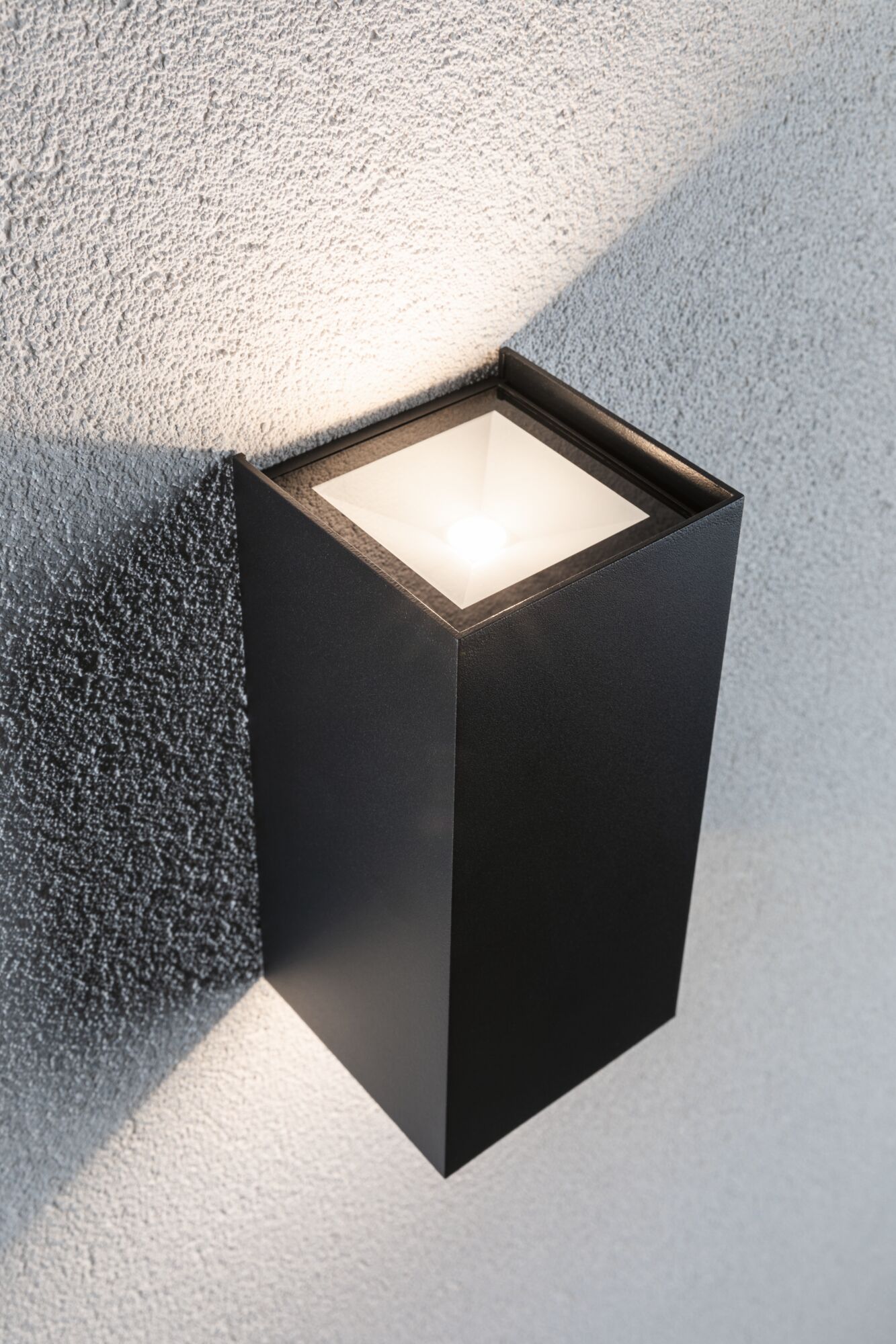 Black aluminium wall light with square design and warm white LED for modern indoor lighting solutions