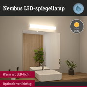 Nembus LED-spiegellamp met warm wit licht boven moderne houten badkamerwasbak