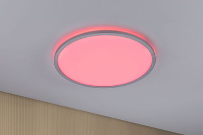 Runde LED-Deckenleuchte mit rotem Licht und grauem Rahmen für moderne Wohnräume