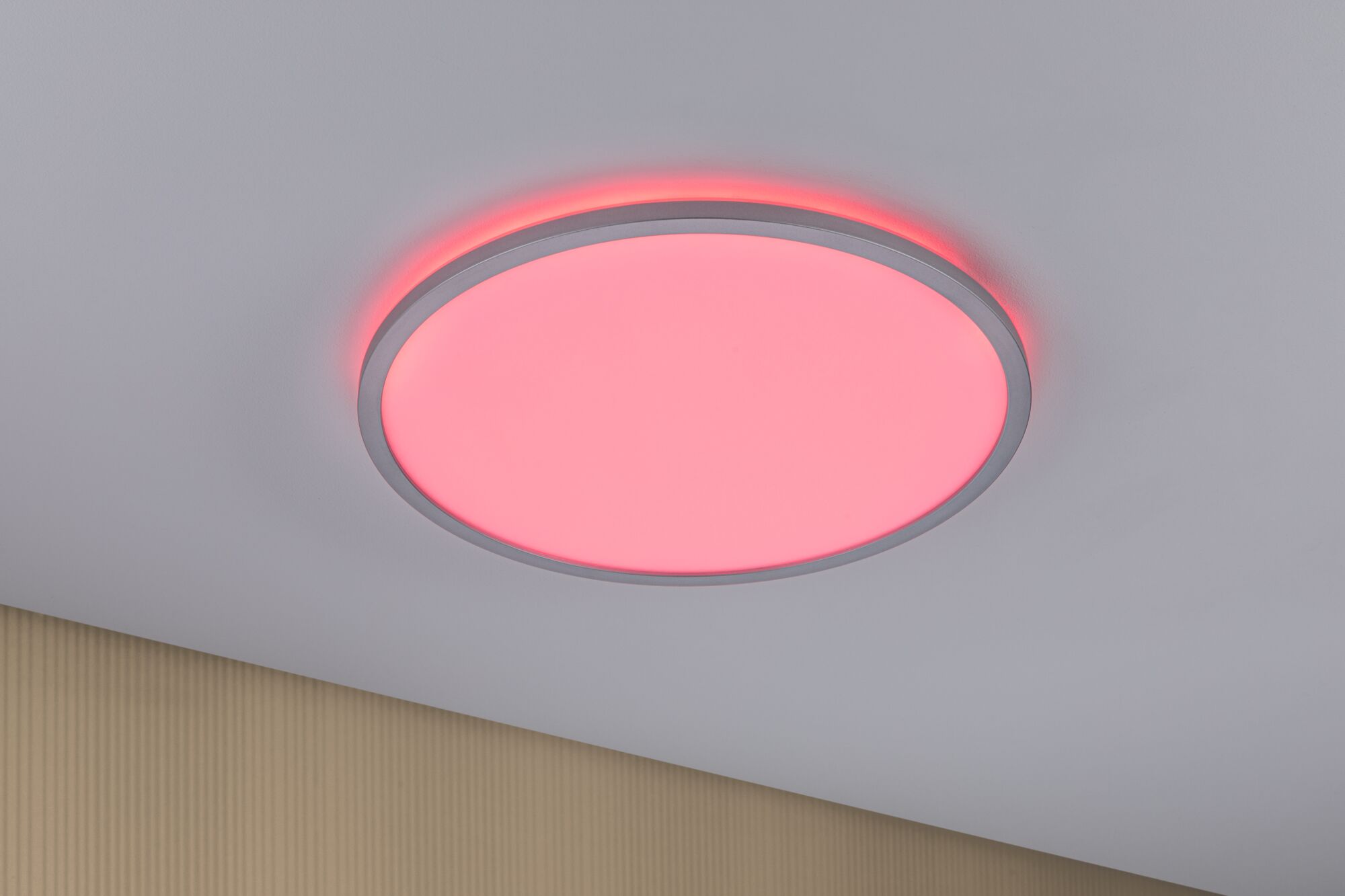 Runde LED-Deckenleuchte mit rotem Licht und silbernem Aluminiumrahmen für moderne Wohnräume