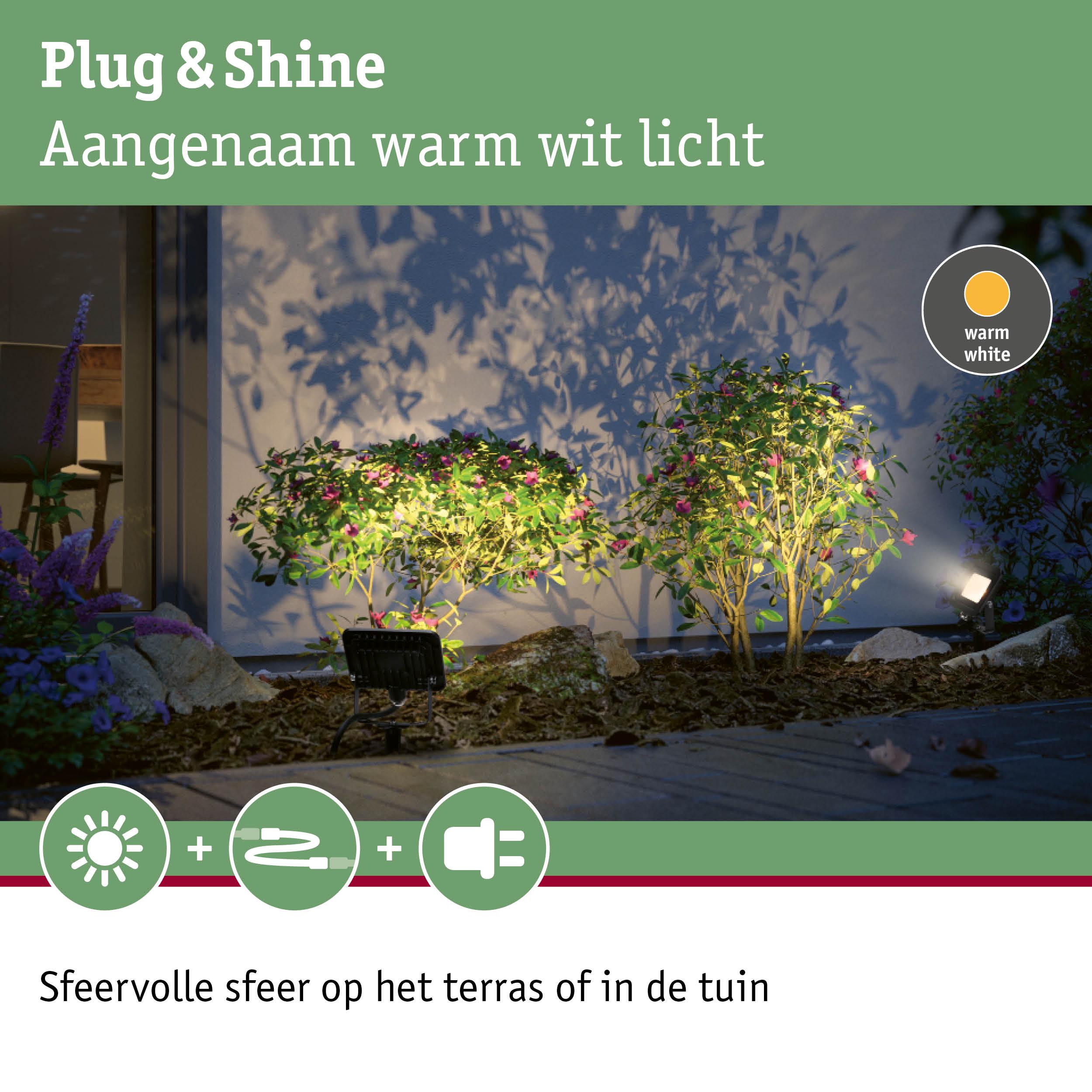 Warm wit LED-tuiverlichting die groene struiken verlicht voor sfeervolle terras- en tuinverlichting