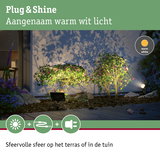 Warm wit LED-tuiverlichting die groene struiken verlicht voor sfeervolle terras- en tuinverlichting