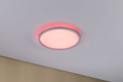 Runde LED-Deckenleuchte mit weißem Diffusor und rotem Lichtakzent an der Wand für modernes Ambiente