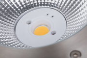 Close-up van LED-reflector met zilverkleurig aluminium oppervlak en gele lichtbron