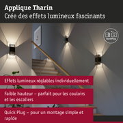 Applique murale Tharin en métal noir avec effets lumineux réglables sur escalier pour éclairage couloir